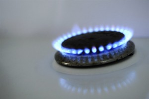 Vue d'un brûleur d'une cuisinière à gaz en activité le 22 juin 2010 à Strasbourg. GDF-Suez réclame une hausse de 5% des prix du gaz au 1er juillet, affirme le quotidien Le Parisien dans son édition du 23 juin 2010. Le groupe a soumis à la Commission de régulation de l'énergie (CRE) sa demande, rapporte le journal. Joint par l'AFP, GDF-Suez n'a pas souhaité faire de commentaire. AFP PHOTO / JOHANNA LEGUERRE